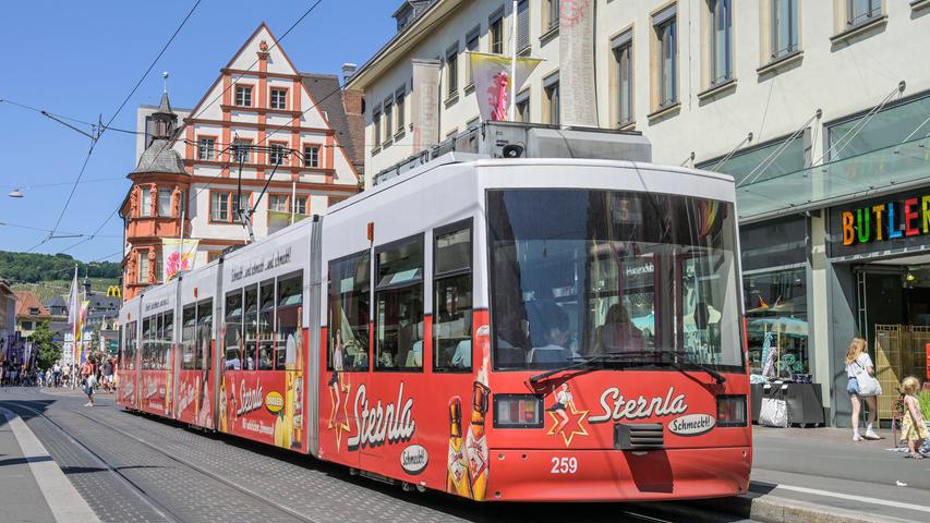 Fußgänger wird in Würzburg von Straßenbahn erfasst und schwer verletzt - im Krankenhaus verstorben