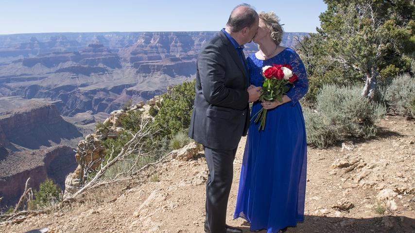 Dafür waren einige Vorbereitungen notwendig, denn man kann nicht einfach so in den Grand Canyon National Park fahren und sich dort einen schönen Aussichtspunkt zum Heiraten aussuchen. Aber es hat sich gelohnt, erzählen die beiden: "Wir hatten einen wunderschönen Tag vor einer unglaublich schönen und imposanten Kulisse. Und wie man auf den Bildern sieht, auch reichlich Wind, was bei 32 Grad im Schatten aber durchaus von Vorteil war." 