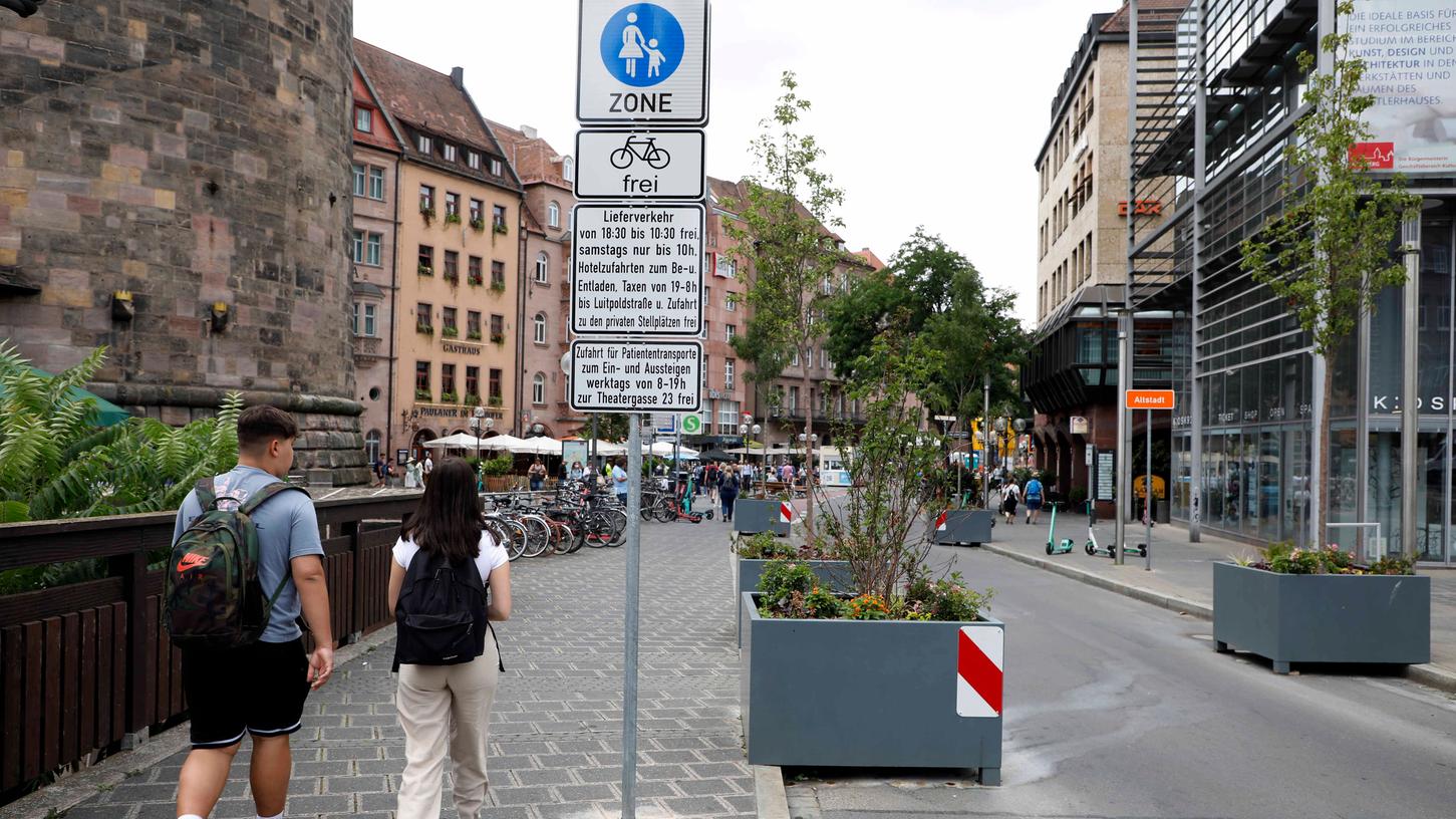 In einer Nebenstraße der Königsstraße in Nürnberg finden Fußgänger eine neue Straßenmarkierung. (Symbolbild)