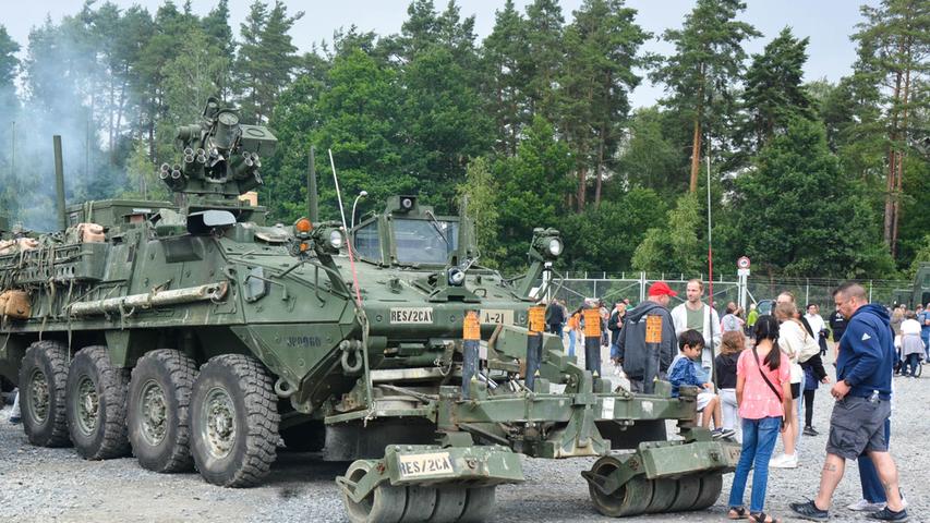 Die Bundeswehr kam unter anderem mit einer Infoschau, schweren Transport-Lkw, einer Panzerhaubitze 2000 und Späh- und Minensuchpanzern zur Waffen- und Geräteschau.