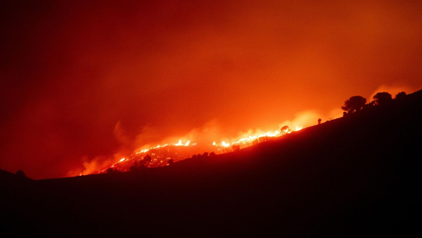 Nach dem Waldbrand in der Nähe von Portbou in Katalonien ziehen überziehen Flammen eine Insel des Landes. 