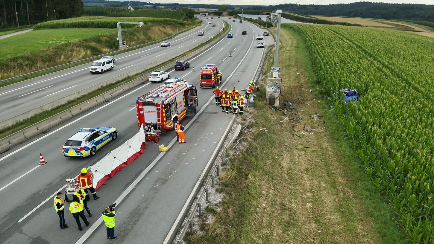 Nach dem tödlichen Unfall blieb die Autobahn für Stunden gesperrt. Für den Fahrer kam jede Hilfe zu spät. Nach dem tödlichen Unfall blieb die Autobahn für Stunden gesperrt. Für den Fahrer kam jede Hilfe zu spät.