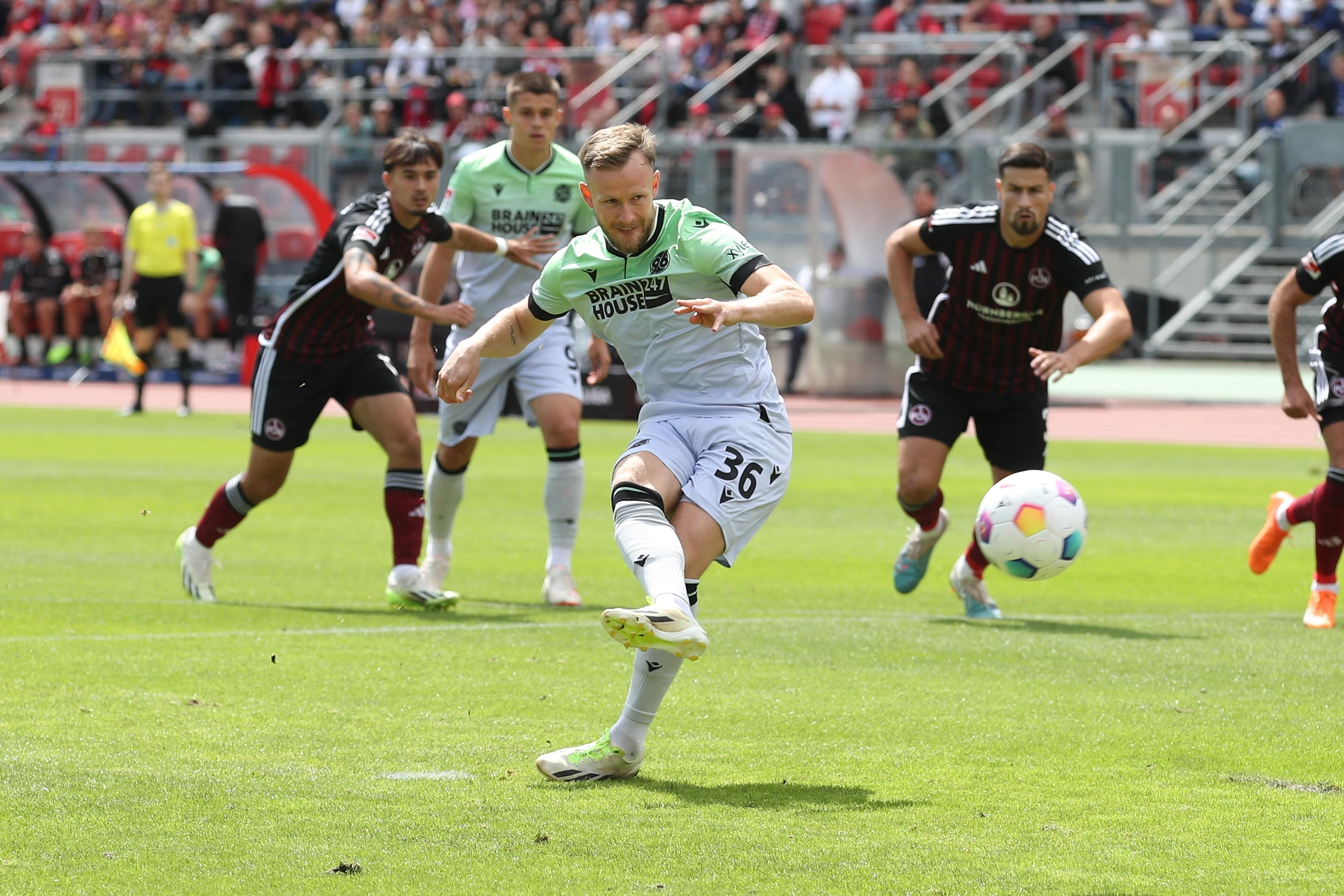 ... geht Hannovers Tresoldi nach einem Foul von Geis im Sechzehnmeterraum zu Boden. Elfmeter! 