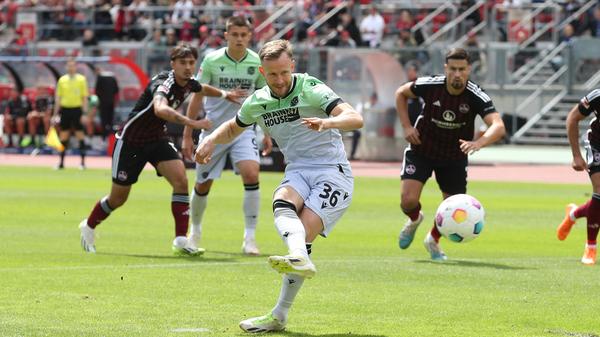 ... geht Hannovers Tresoldi nach einem Foul von Geis im Sechzehnmeterraum zu Boden. Elfmeter!