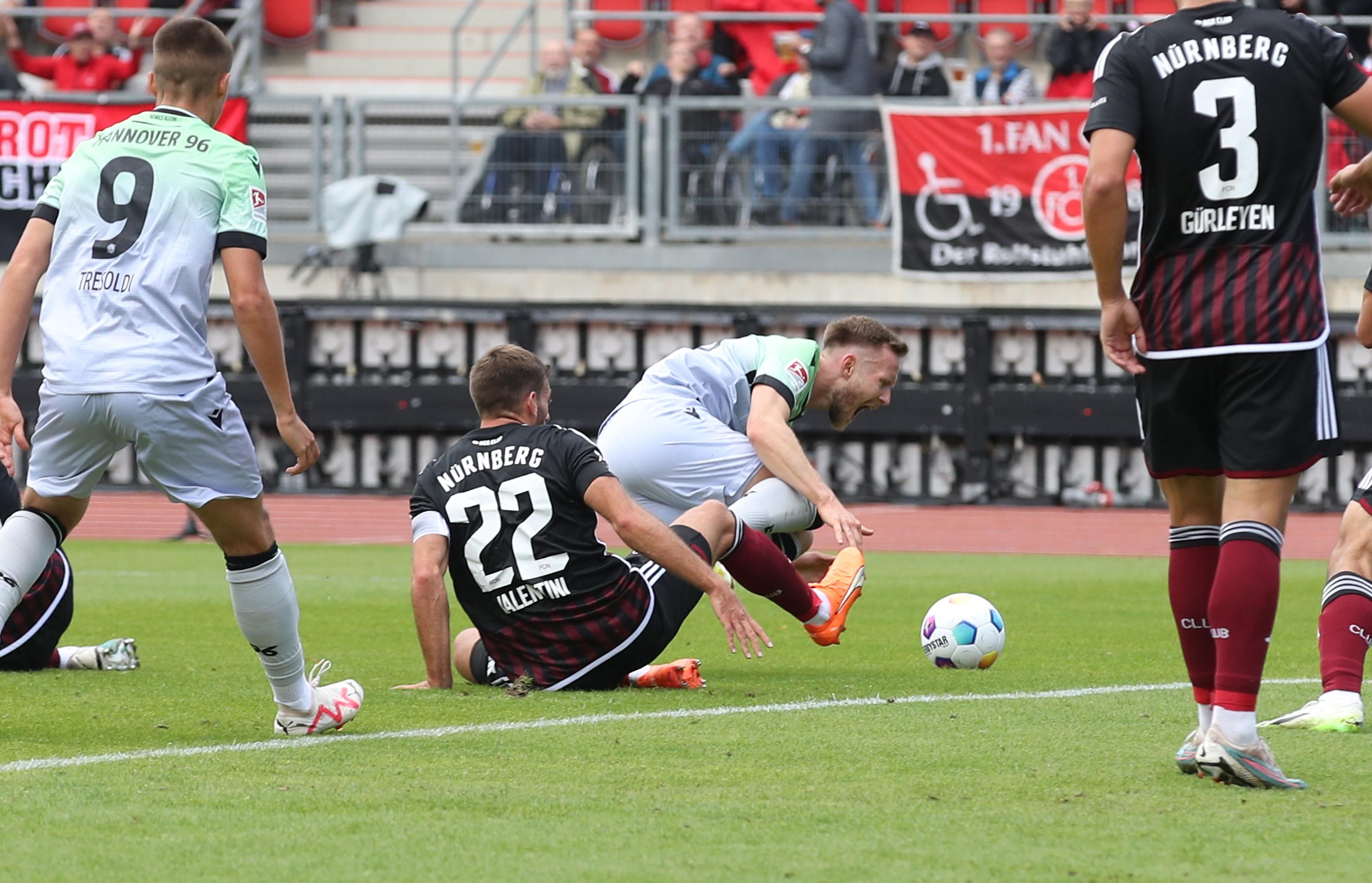 Dann erneut eine bittere Szene im Strafraum. Lawrence, diesmal auf seinem eigentlich gewohnten Terrain vor dem eigenen Tor, bringt hier Teuchert durch eine panische Grätsche zu Fall - und wieder gibt es Strafstoß. 