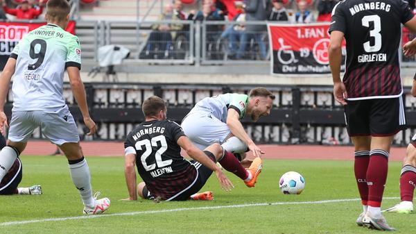 Dann erneut eine bittere Szene im Strafraum. Lawrence, diesmal auf seinem eigentlich gewohnten Terrain vor dem eigenen Tor, bringt hier Teuchert durch eine panische Grätsche zu Fall - und wieder gibt es Strafstoß.