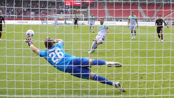 Und zum fälligen Strafstoß tritt eben ein Ex-Cluberer an: Teuchert. Mathenia reckt sich vergebens - Tor!