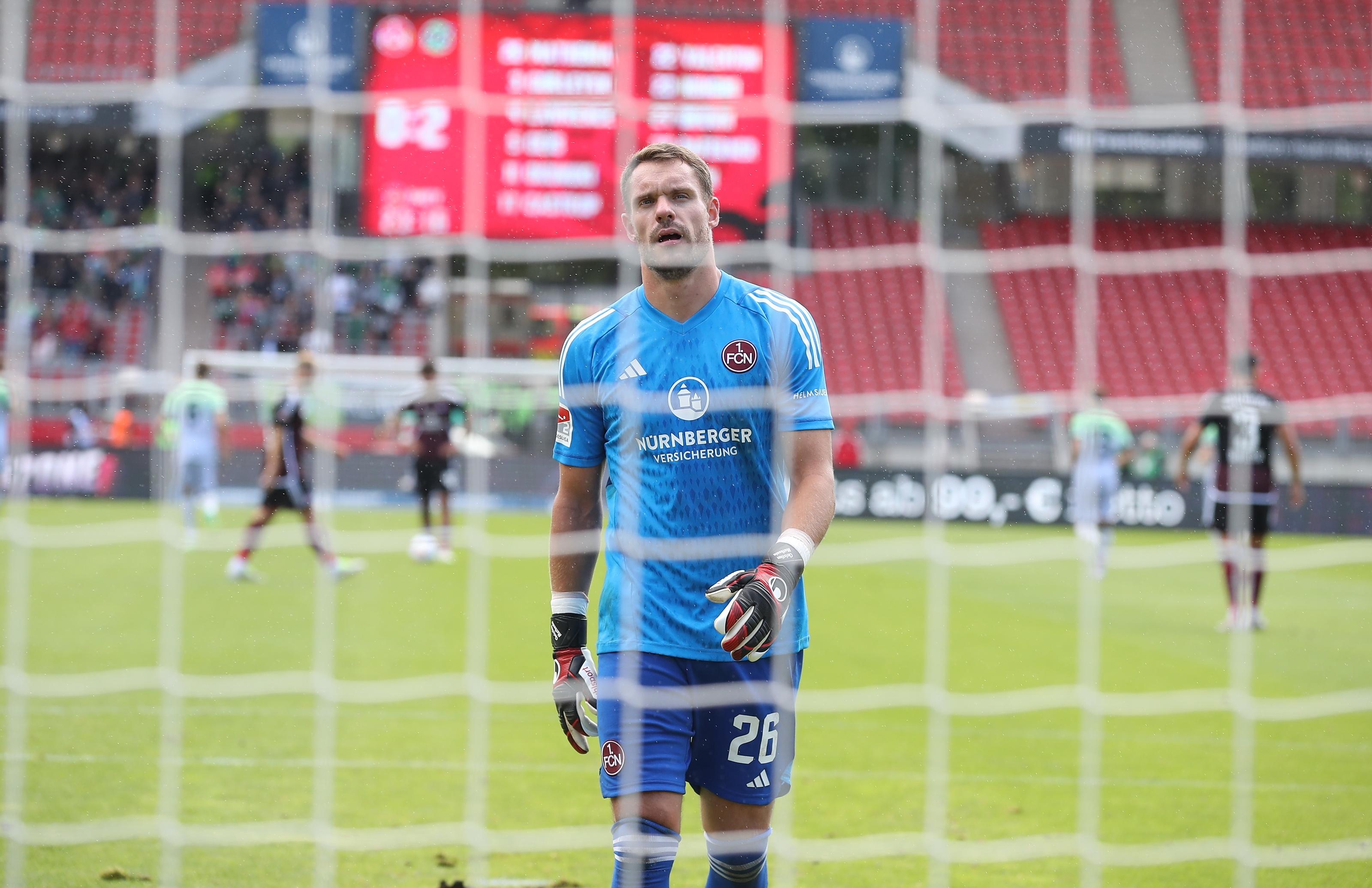 Kurz vor der Halbzeit verhindert Mathenia die Vorentscheidung, indem er einen Schuss von Schaub pariert. Pause in Nürnberg - und eine bittere Bilanz der ersten Hälfte. 