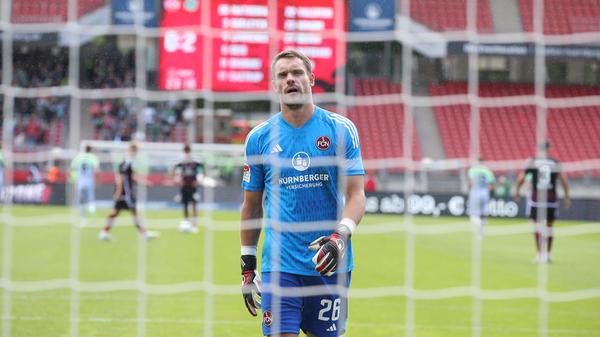 Kurz vor der Halbzeit verhindert Mathenia die Vorentscheidung, indem er einen Schuss von Schaub pariert. Pause in Nürnberg - und eine bittere Bilanz der ersten Hälfte.