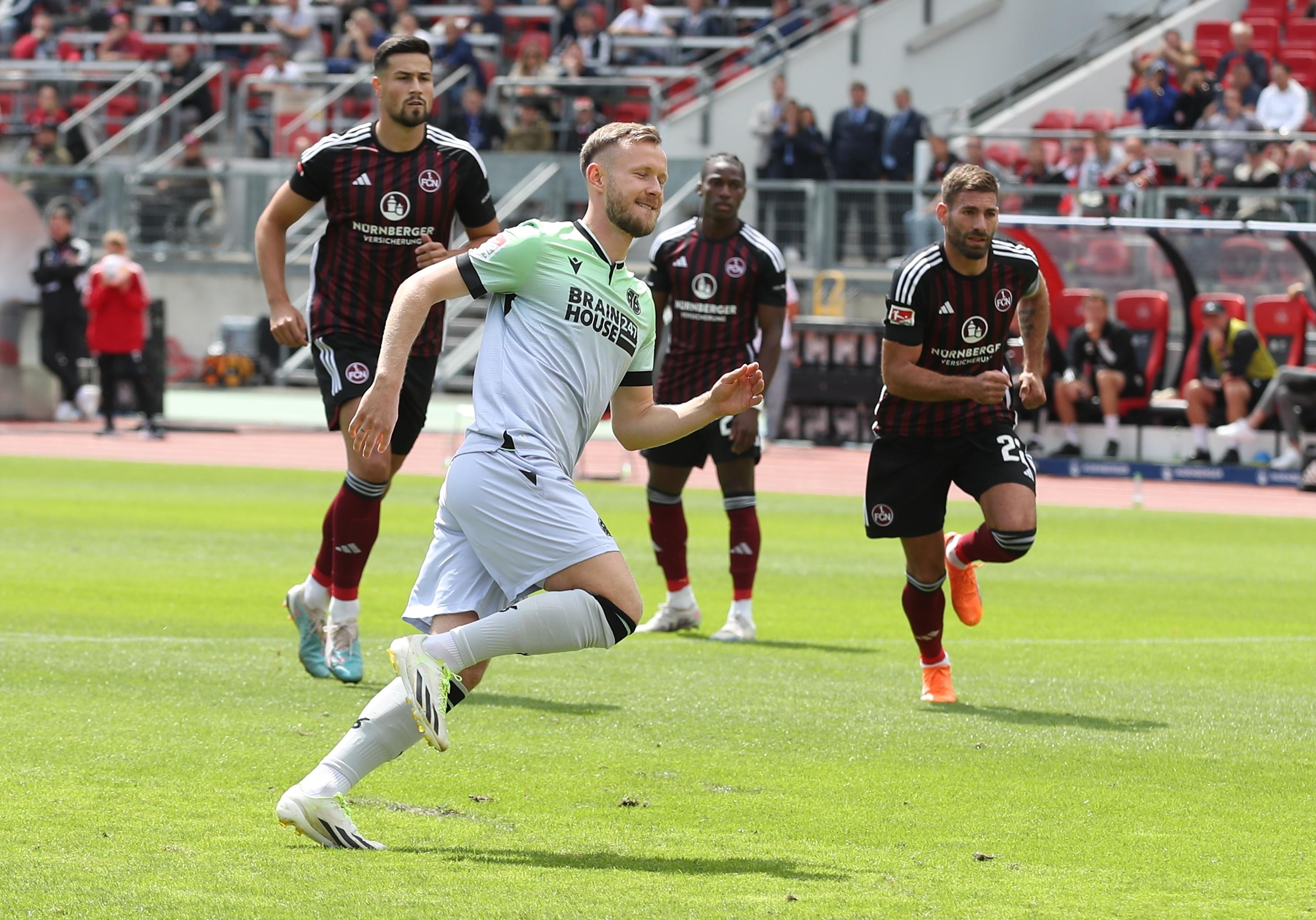 Und tatäschlich ist es auch ein Ex-Nürnberger, der in den ersten Minuten wichtig wird. Der FCN kommt zwar besser aus der Kabine, in der siebten Minute aber ...   