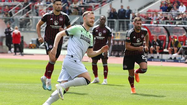 Und tatäschlich ist es auch ein Ex-Nürnberger, der in den ersten Minuten wichtig wird. Der FCN kommt zwar besser aus der Kabine, in der siebten Minute aber ...