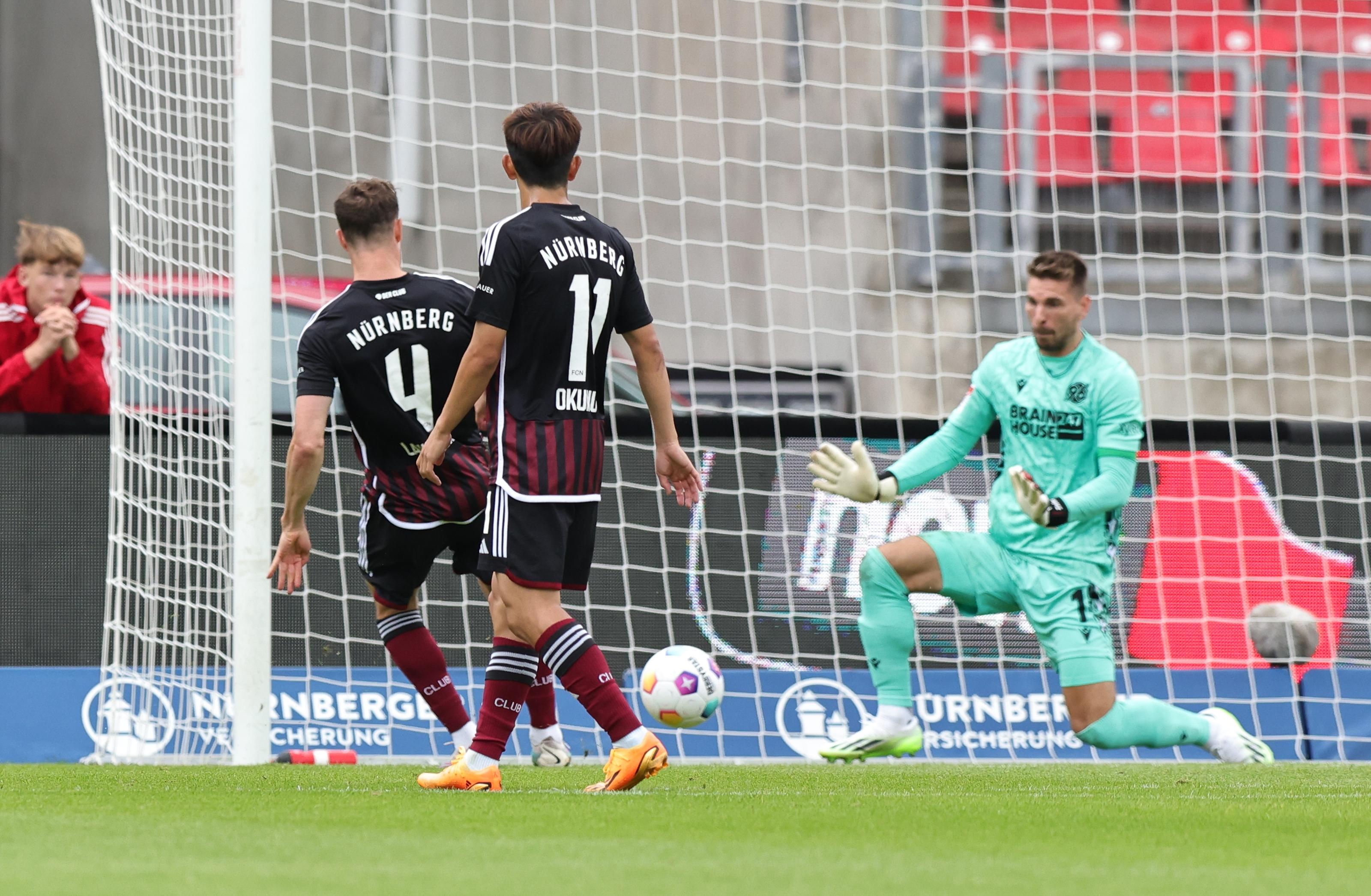 Der Club aber macht Druck und erarbeitet sich Chancen, beispielsweise in der zwölften Minute, als Lawrence frei vor dem Tor auftaucht. Aber vergibt.   