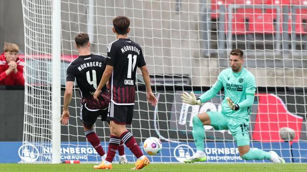 Der Club aber macht Druck und erarbeitet sich Chancen, beispielsweise in der zwölften Minute, als Lawrence frei vor dem Tor auftaucht. Aber vergibt.