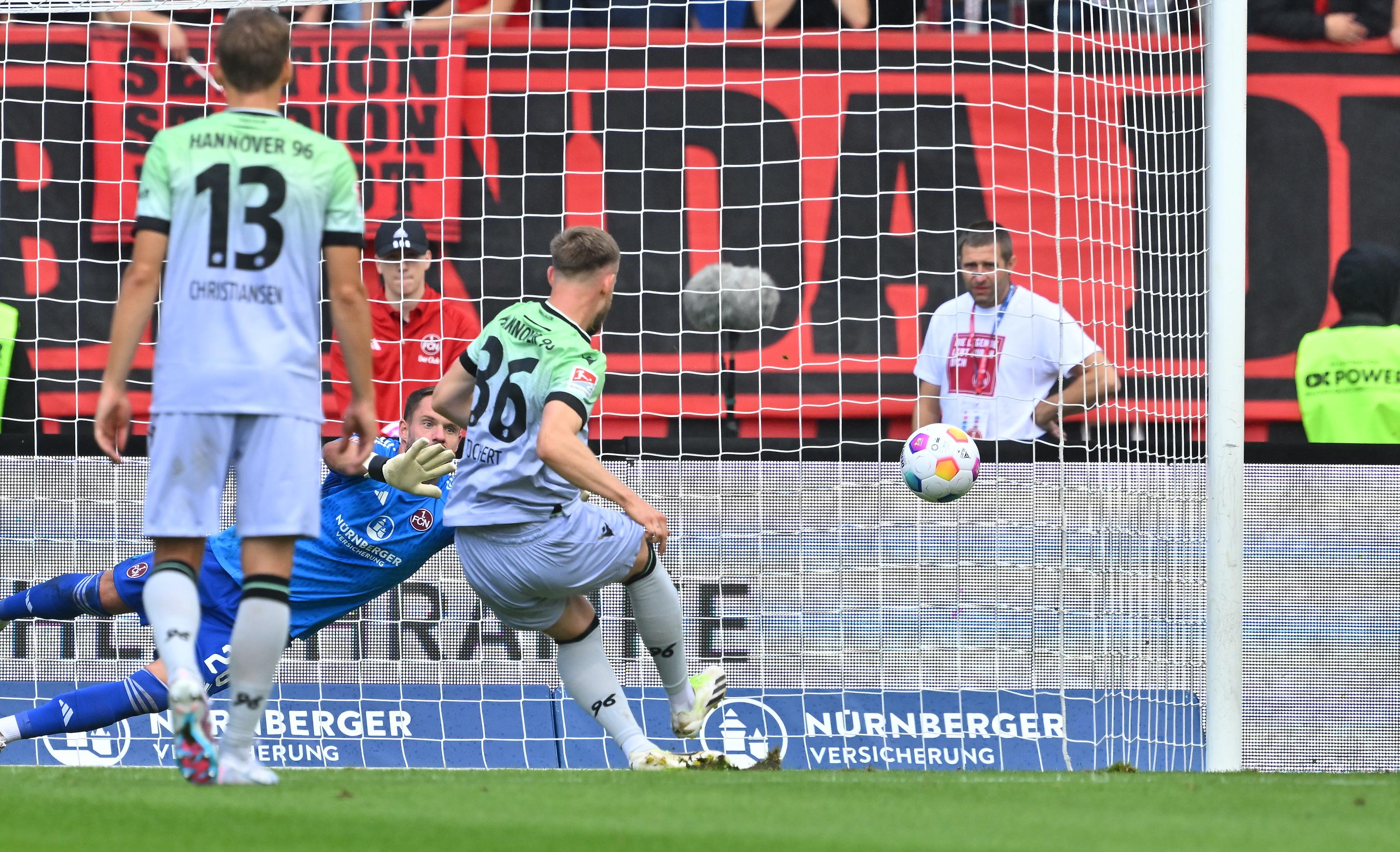 Und Teuchert bleibt erneut ganz cool. 