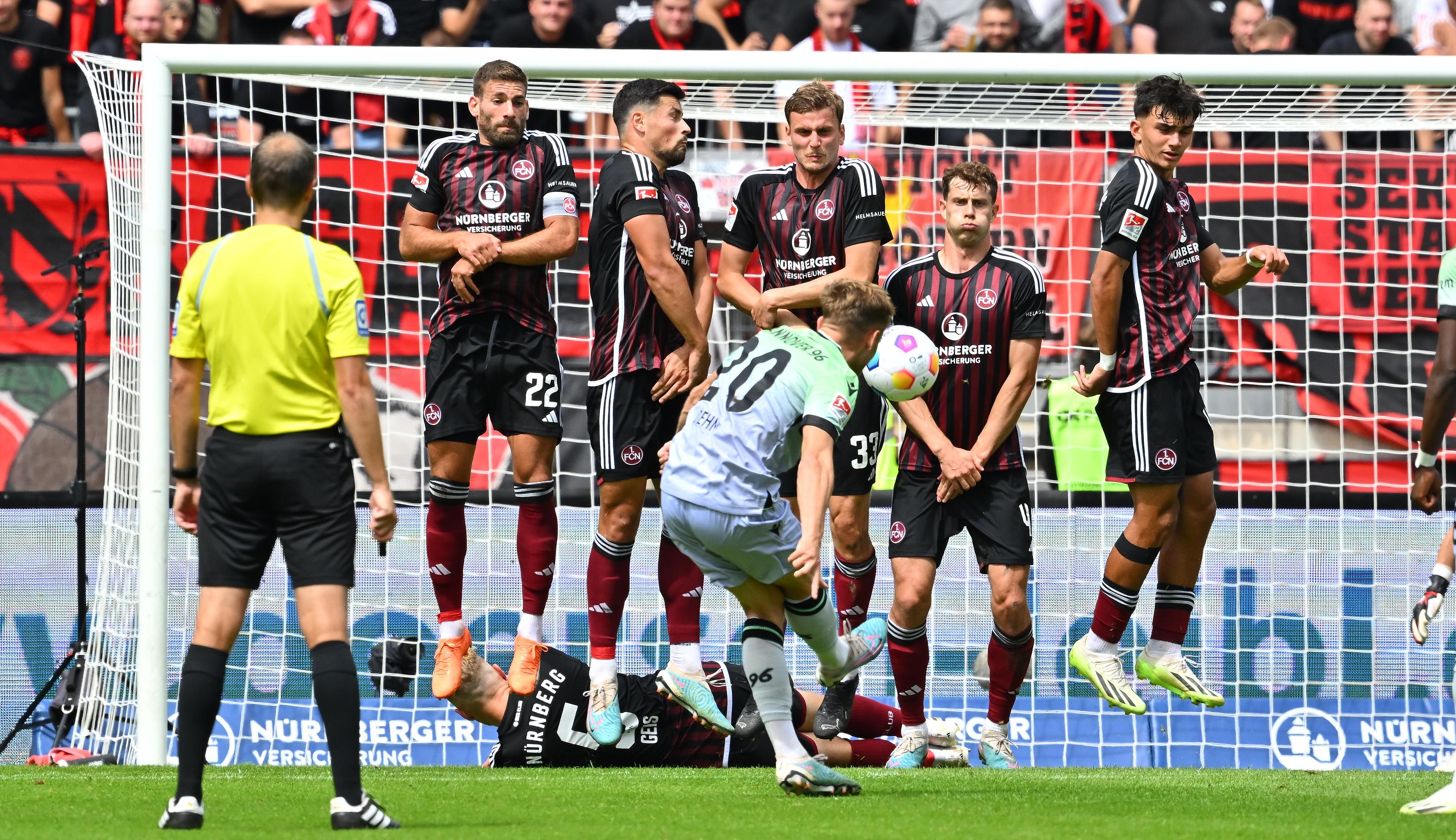 Kurz vor dem Halbzeitpfiff bleibt ein Freistoß von Hannovers Dehm in einer massiven Nürnberger Mauer hängen. Durchatmen! 