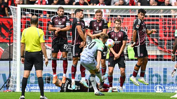 Kurz vor dem Halbzeitpfiff bleibt ein Freistoß von Hannovers Dehm in einer massiven Nürnberger Mauer hängen. Durchatmen!