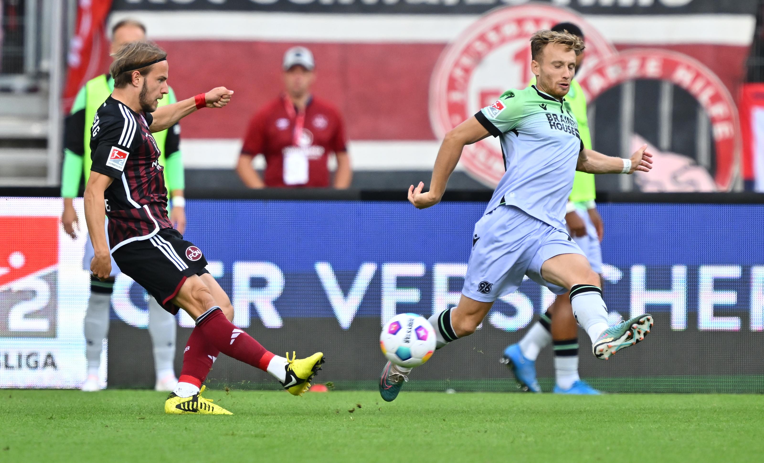 Auch nach der Pause ist der FCN nicht die schlechtere Mannschaft - im Gegenteil. Die Fiél-Elf erspielt sich immer wieder Chancen, beispielsweise über Lohkemper, der das Nürnberger Spiel unermüdlich anschiebt. 