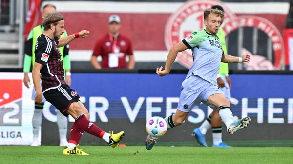 Auch nach der Pause ist der FCN nicht die schlechtere Mannschaft - im Gegenteil. Die Fiél-Elf erspielt sich immer wieder Chancen, beispielsweise über Lohkemper, der das Nürnberger Spiel unermüdlich anschiebt.