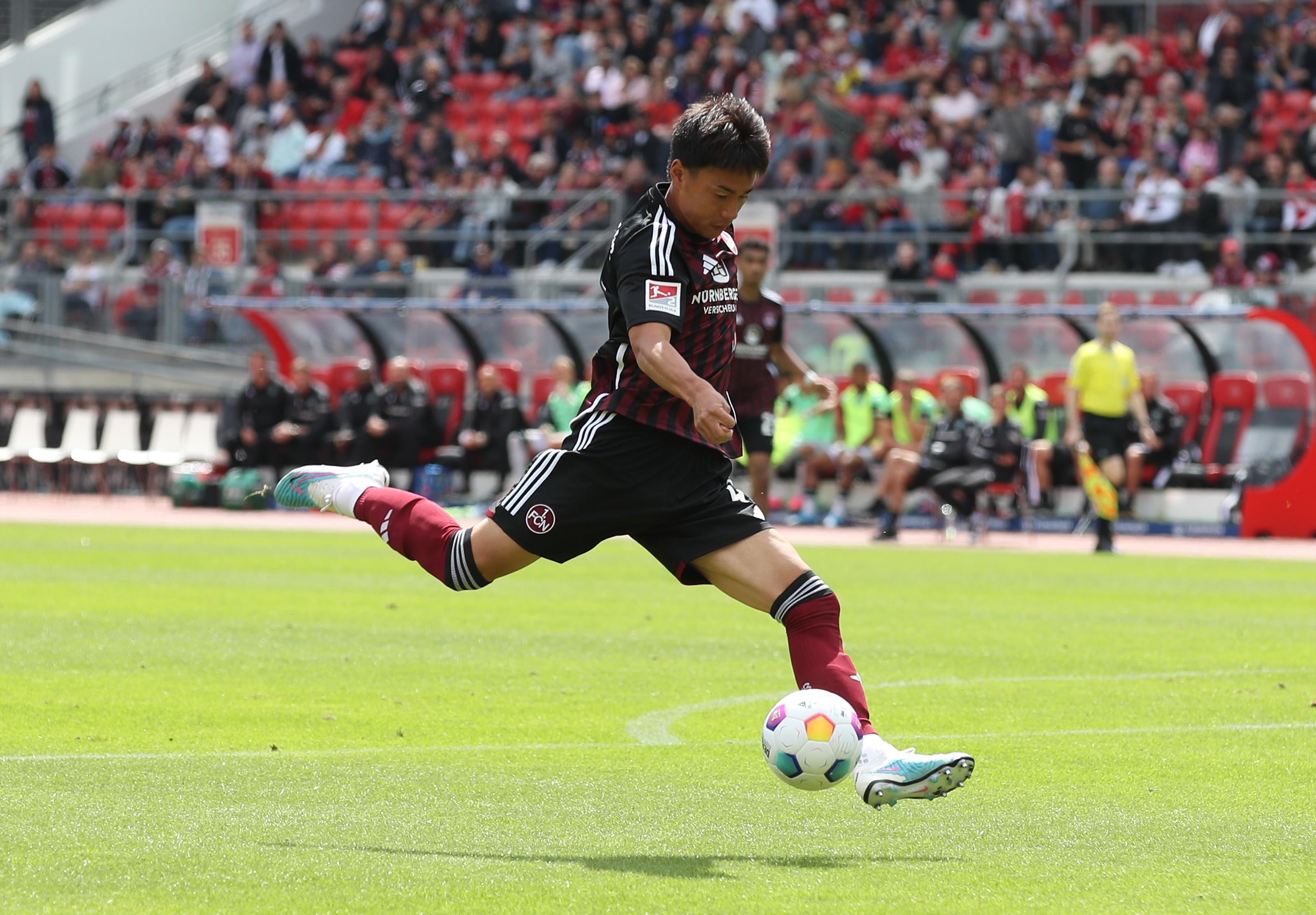 Für Unruhe sorgt auch Neuzugang Hayashi, der immer wieder gefährlich vors Tor kommt. Noch fehlt dem Japaner aber das Zielwasser.