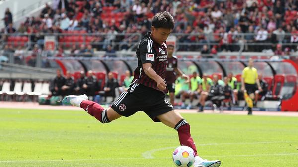 Für Unruhe sorgt auch Neuzugang Hayashi, der immer wieder gefährlich vors Tor kommt. Noch fehlt dem Japaner aber das Zielwasser.