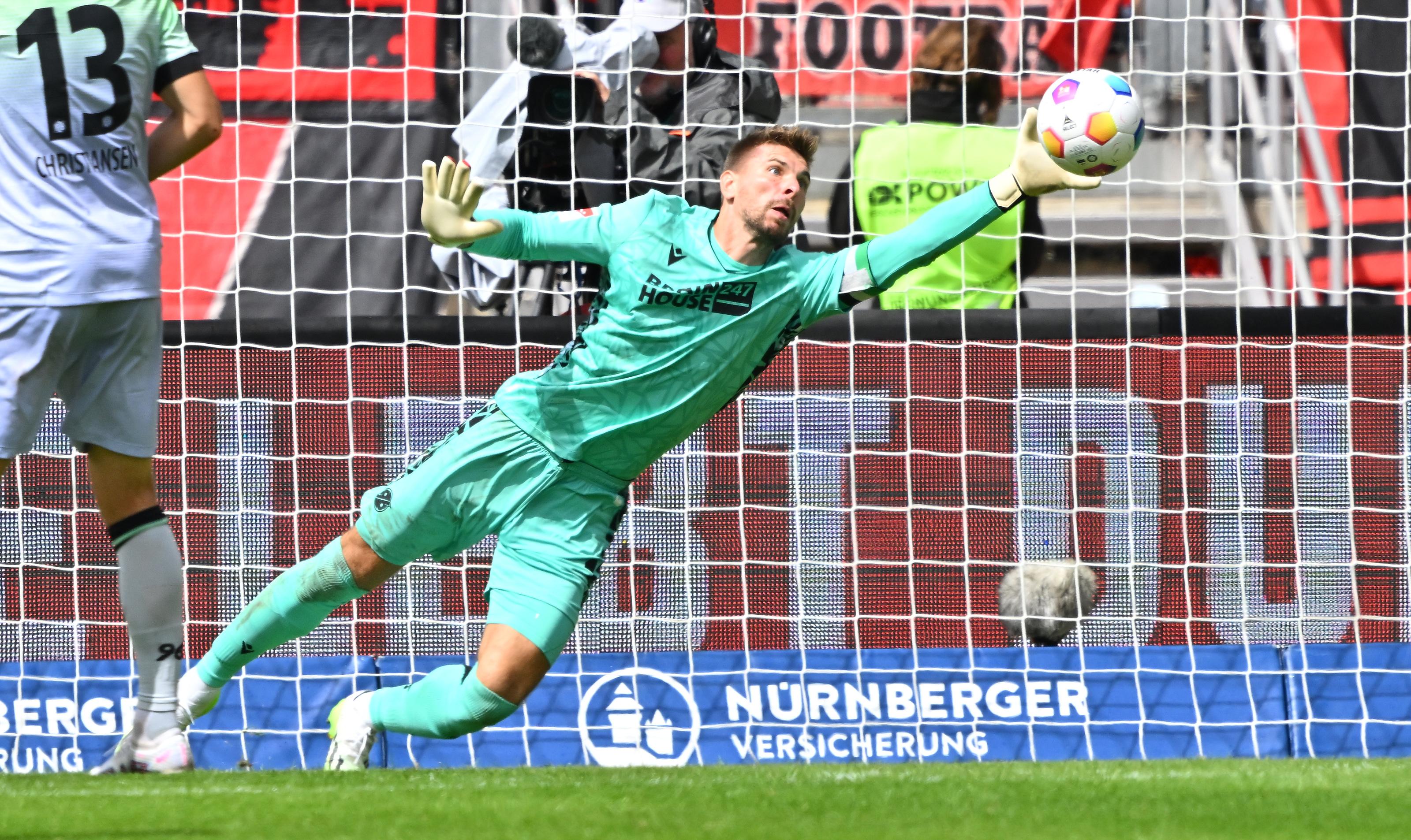 Immer wieder scheitert der Club auch an einem starken Ron-Robert Zieler. 