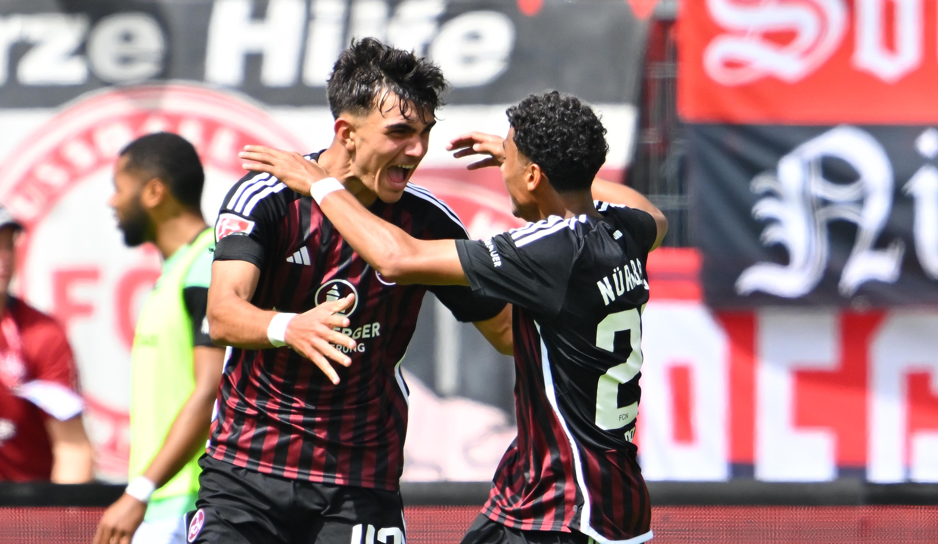 Geht da noch was? Die Freude über den ersten Saisontreffer im Max-Morlock-Stadion jedenfalls ist schier grenzenlos. 