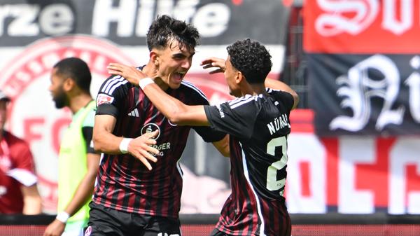 Geht da noch was? Die Freude über den ersten Saisontreffer im Max-Morlock-Stadion jedenfalls ist schier grenzenlos.