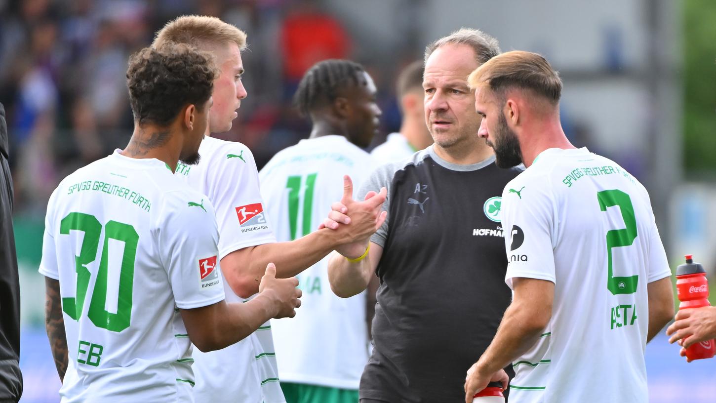 Aufarbeiten, abhaken, weitermachen: Alexander Zorniger mit seinen Spielern in Kiel. Aufarbeiten, abhaken, weitermachen: Alexander Zorniger mit seinen Spielern in Kiel.