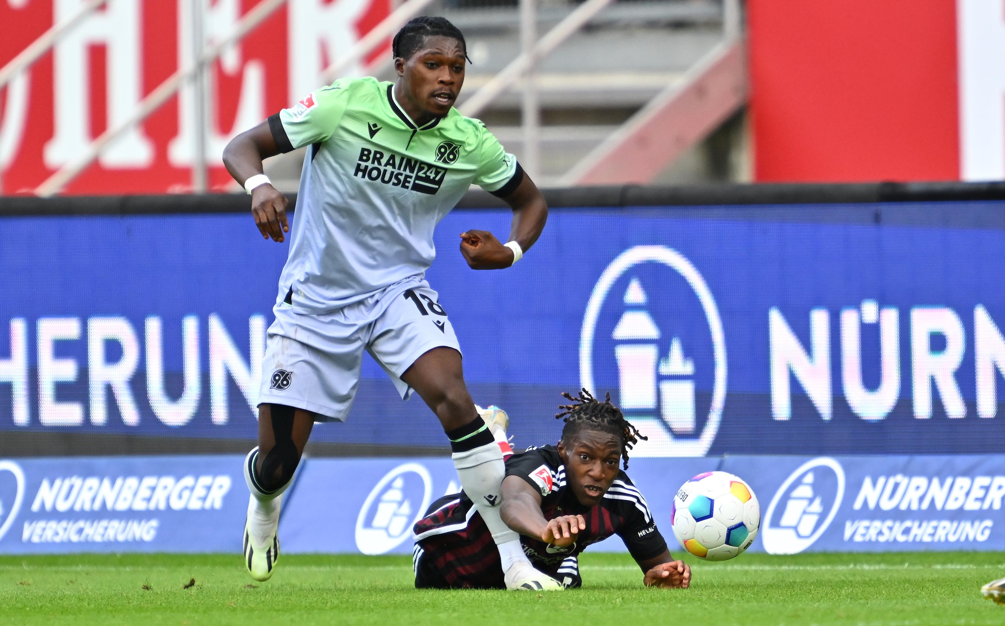 Was geht noch in der Schlussphase? Der FCN jetzt jedenfalls klar das bessere Team. So richtig kommt der Club aber nicht vors Tor. Erst ... 