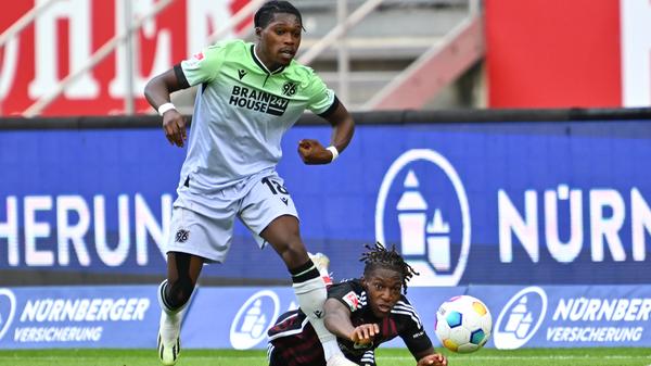 Was geht noch in der Schlussphase? Der FCN jetzt jedenfalls klar das bessere Team. So richtig kommt der Club aber nicht vors Tor. Erst ...