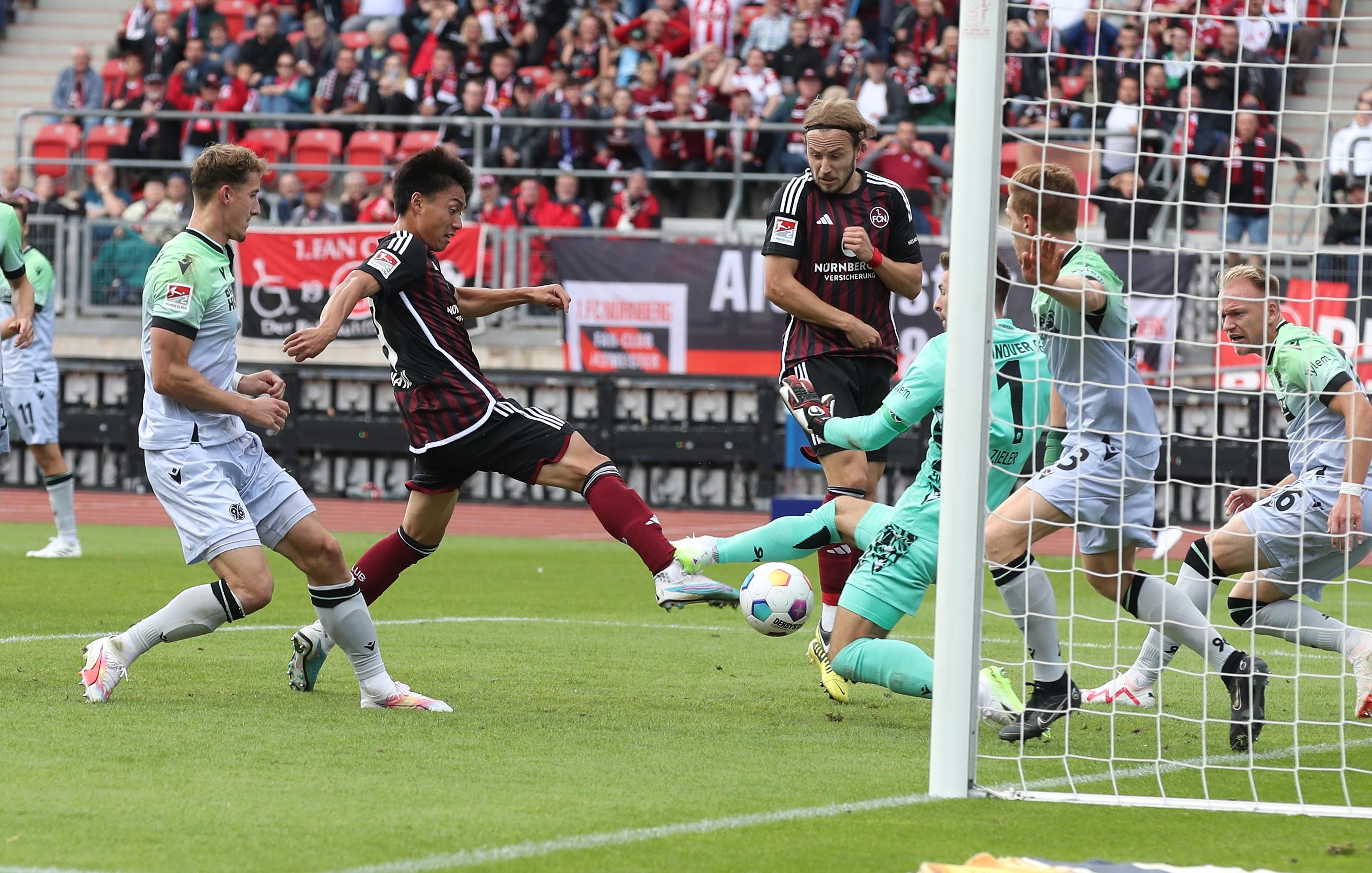 ... in der 77. Minute wird es heiß im Hannoveraner Strafraum. Gürleyen setzt den Ball auf Zielers Kasten, Nielsen klärt auf der Linie. Danach verliert sich die Kugel im Gewusel. Das war knapp! 
