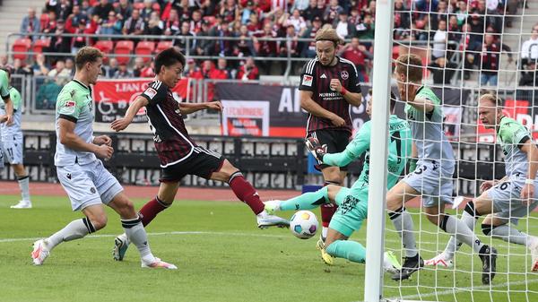 ... in der 77. Minute wird es heiß im Hannoveraner Strafraum. Gürleyen setzt den Ball auf Zielers Kasten, Nielsen klärt auf der Linie. Danach verliert sich die Kugel im Gewusel. Das war knapp!