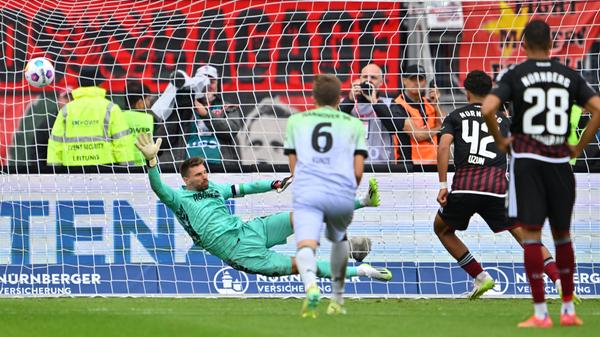 Dann fällt Hayashi im Hannoveraner Strafraum - eine durchaus strittige Szene, doch Schiedsrichter und Videoschiedsrichter entscheiden auf Elfmeter. ... und der sitzt! Erneut ist es der gerade einmal 17 Jahre alte Uzun - seit heute der zweitjüngste Torschütze der Zweitliga-Historie - der trifft. Zieler hat die Ecke, doch das ist der Ausgleich!