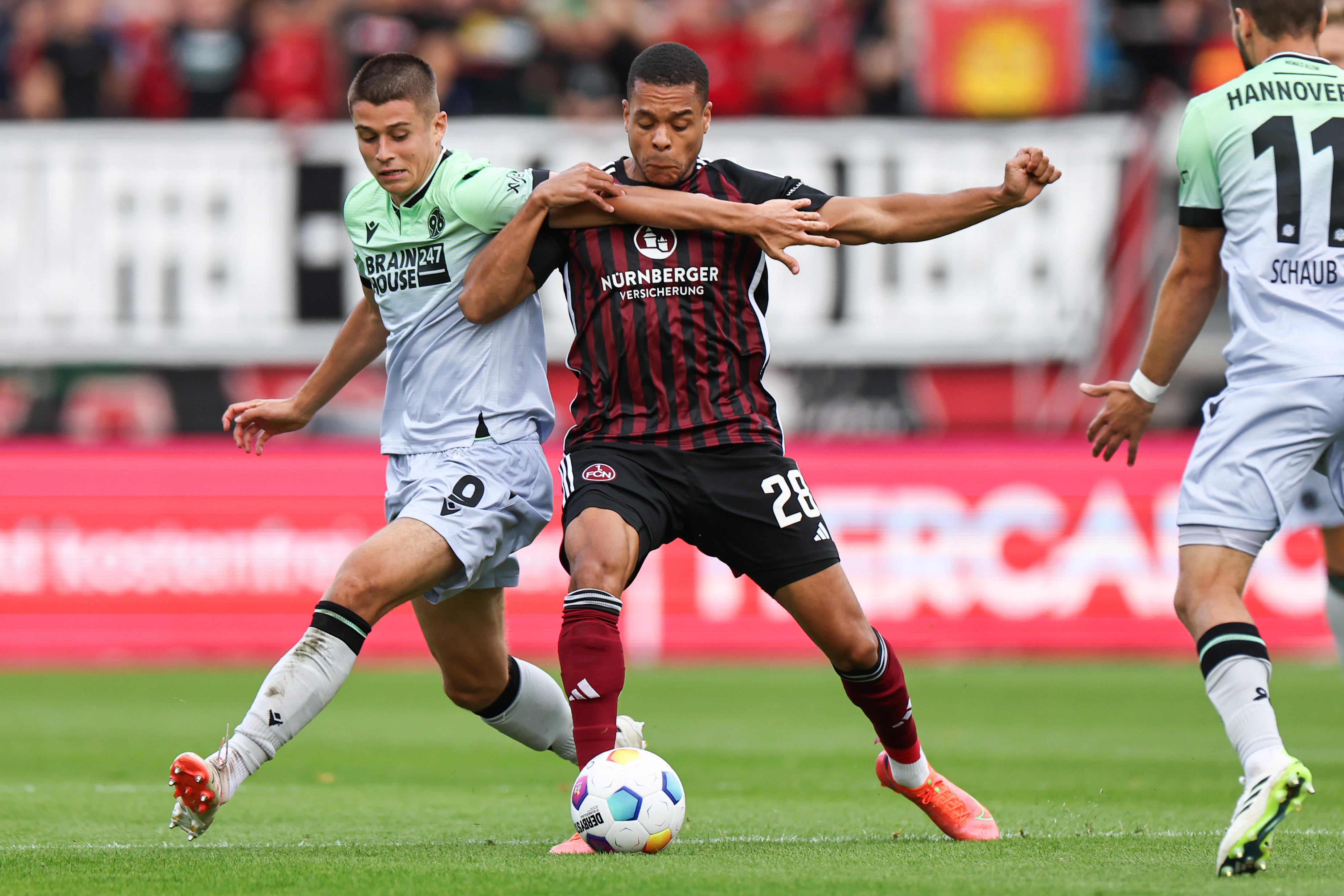 Und es wird noch furioser. In der achten Minute der Nachspielzeit trifft Gyamerah per Kopf - doch auch diesmal greift der Videoschiedsrichter ein, diesmal zu ungunsten des 1. FC Nürnberg. Der Treffer zählt nicht.   