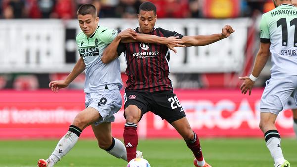 Und es wird noch furioser. In der achten Minute der Nachspielzeit trifft Gyamerah per Kopf - doch auch diesmal greift der Videoschiedsrichter ein, diesmal zu ungunsten des 1. FC Nürnberg. Der Treffer zählt nicht.