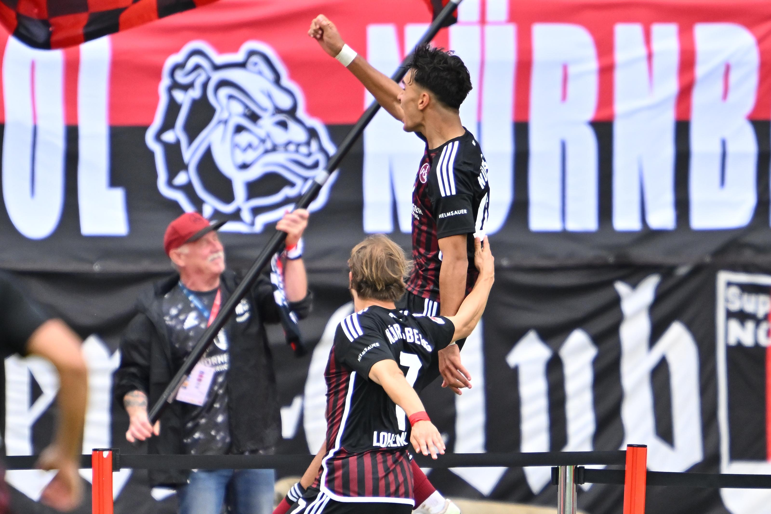 Und dann ist Schluss! Den Punkt hat sich der 1. FC Nürnberg mehr als verdient, in der zweiten Hälfte wäre sogar mehr drin gewesen. Dennoch: Der Club steigert sich im Vergleich zur Partie gegen Rostock und schaut nach vorne.   