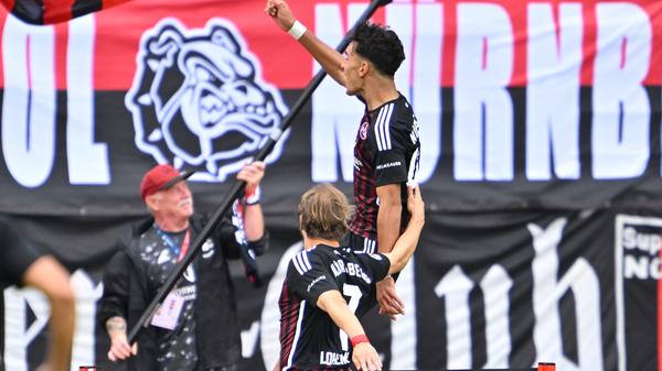 Und dann ist Schluss! Den Punkt hat sich der 1. FC Nürnberg mehr als verdient, in der zweiten Hälfte wäre sogar mehr drin gewesen. Dennoch: Der Club steigert sich im Vergleich zur Partie gegen Rostock und schaut nach vorne.