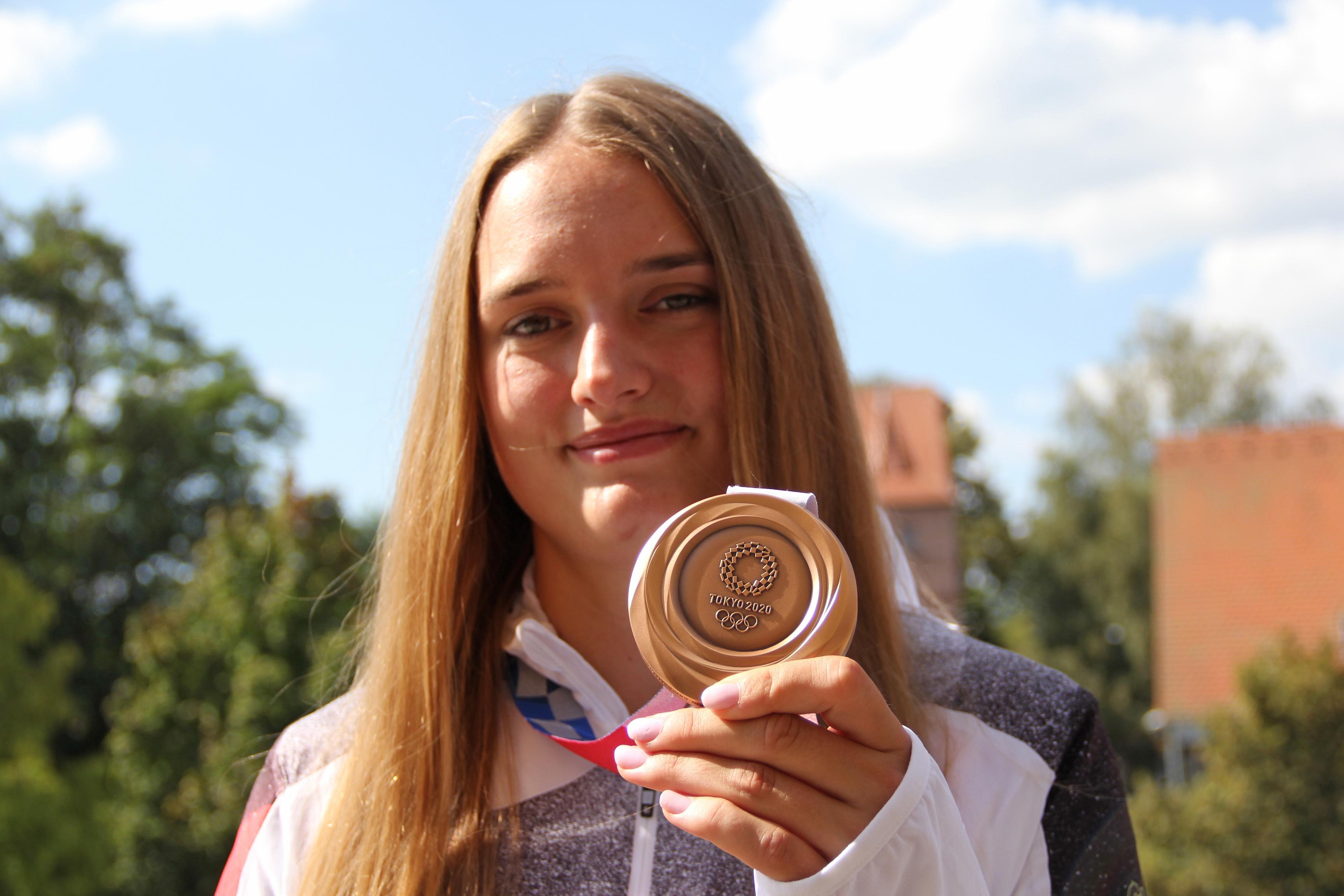 Charline Schwarz gewinnt mit ihrem RecurveTeam Gold und sichert die