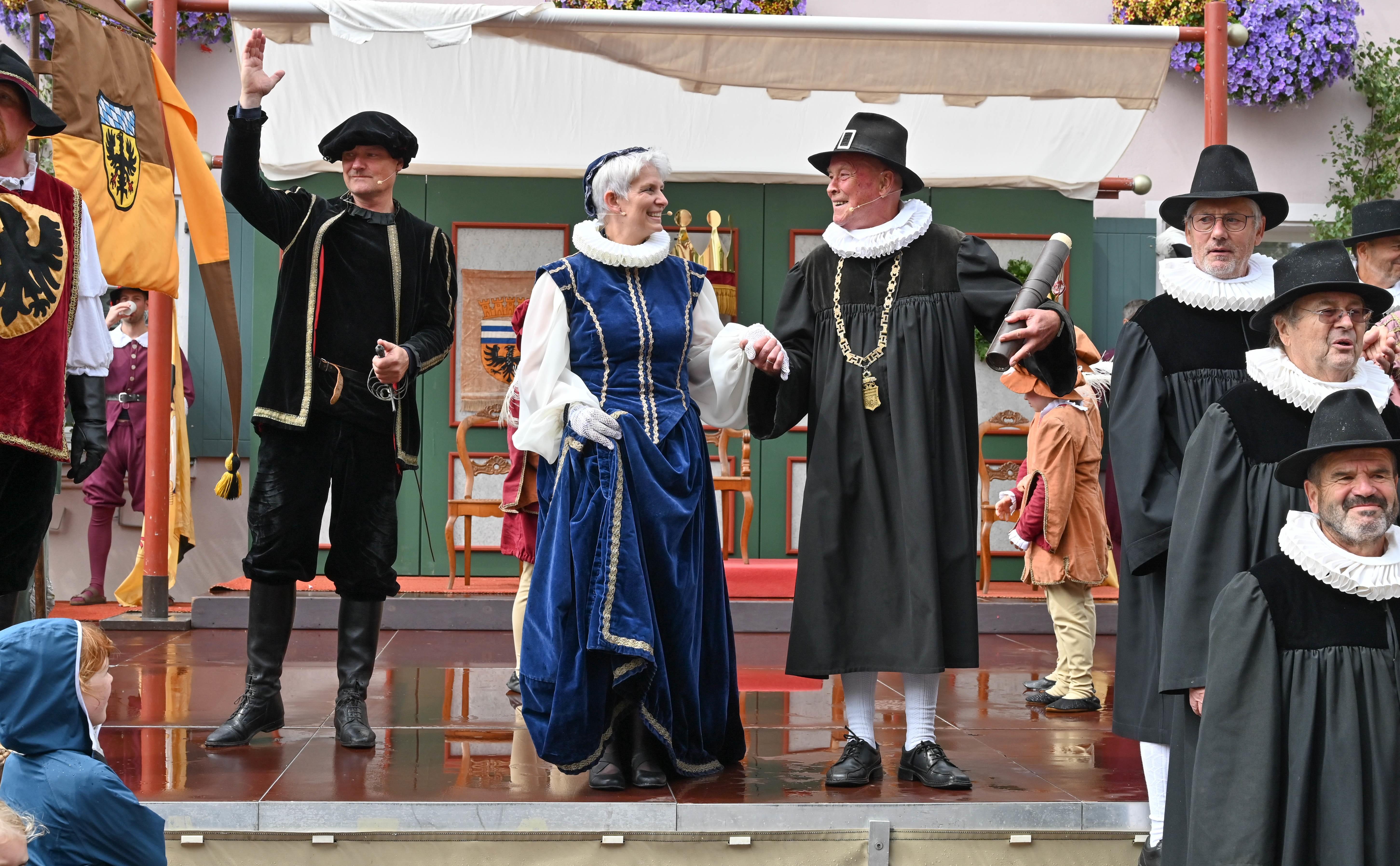 Sie stand im Mittelpunkt des prachtvollen historischen Festspiels: Pfalzgräfin Dorothea Maria alias Christine Fürnkäß. Hier gemeinsam mit Burgfest-Bürgermeister Josef Lerzer