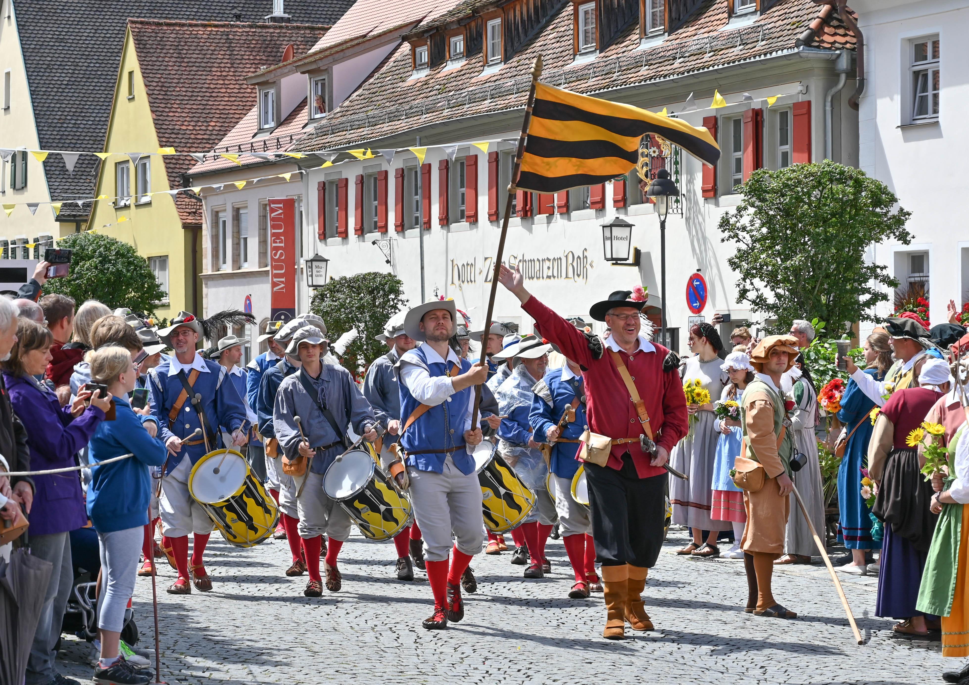Bei schnellem Wechsel von Regen, Sonne und Wolken ging es quer durch die Hilpoltsteiner Altstadt.