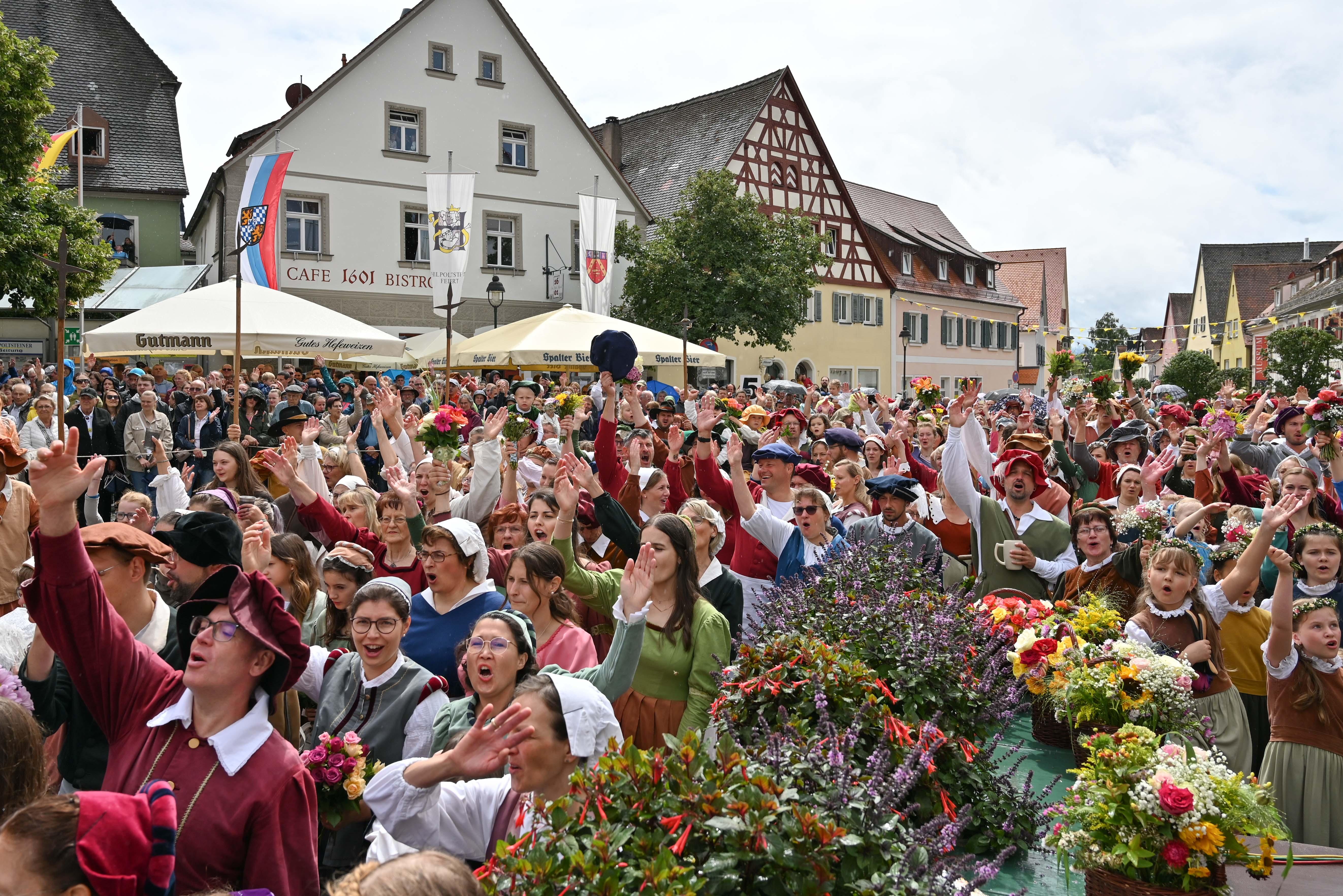 Die Besucherinnen und Besucher ließen sich vom wechselhaften Wetter nicht abhalten.