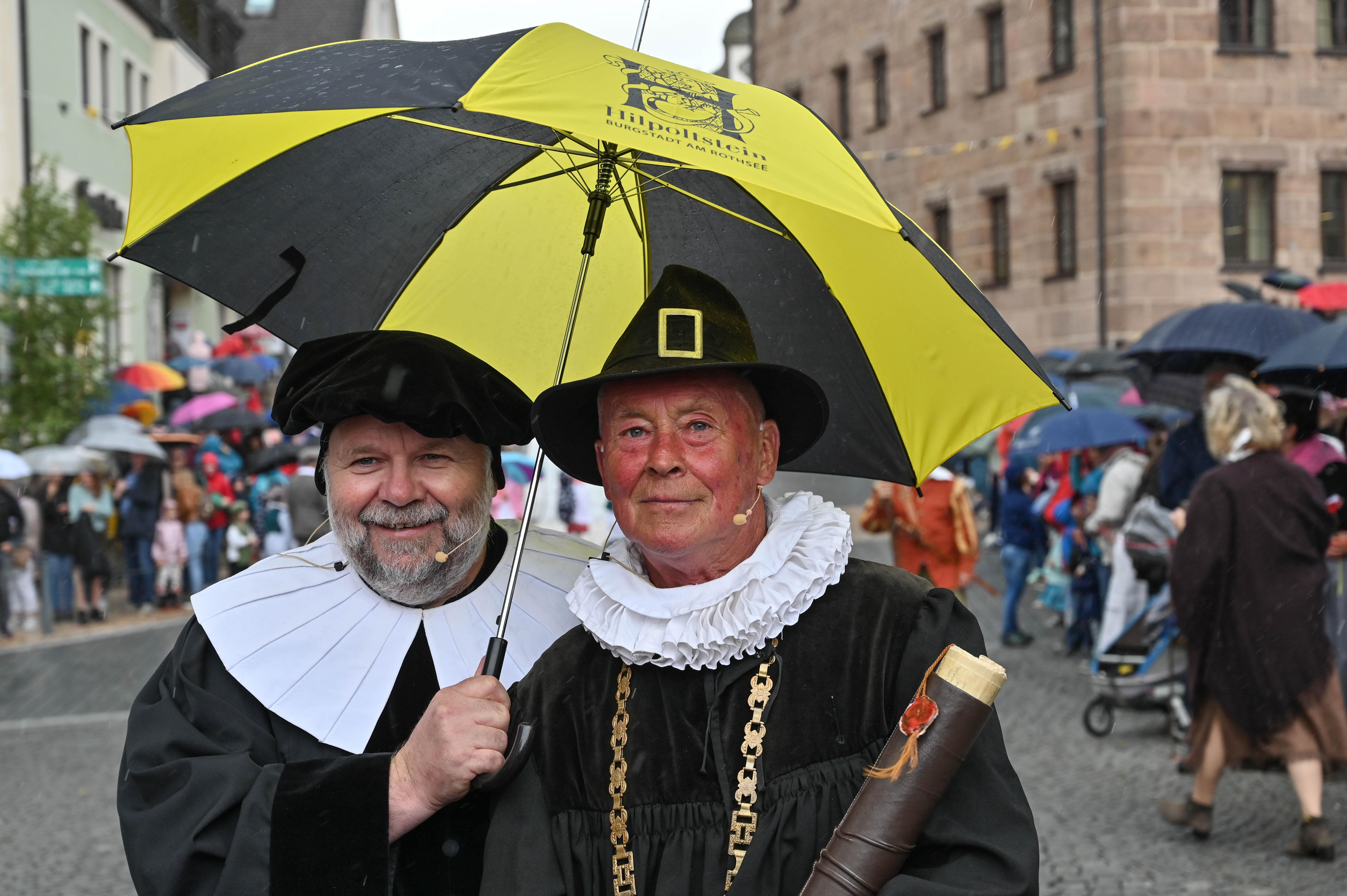 Nur der Regenschirm ist vielleicht nicht gänzlich geschichtstreu...