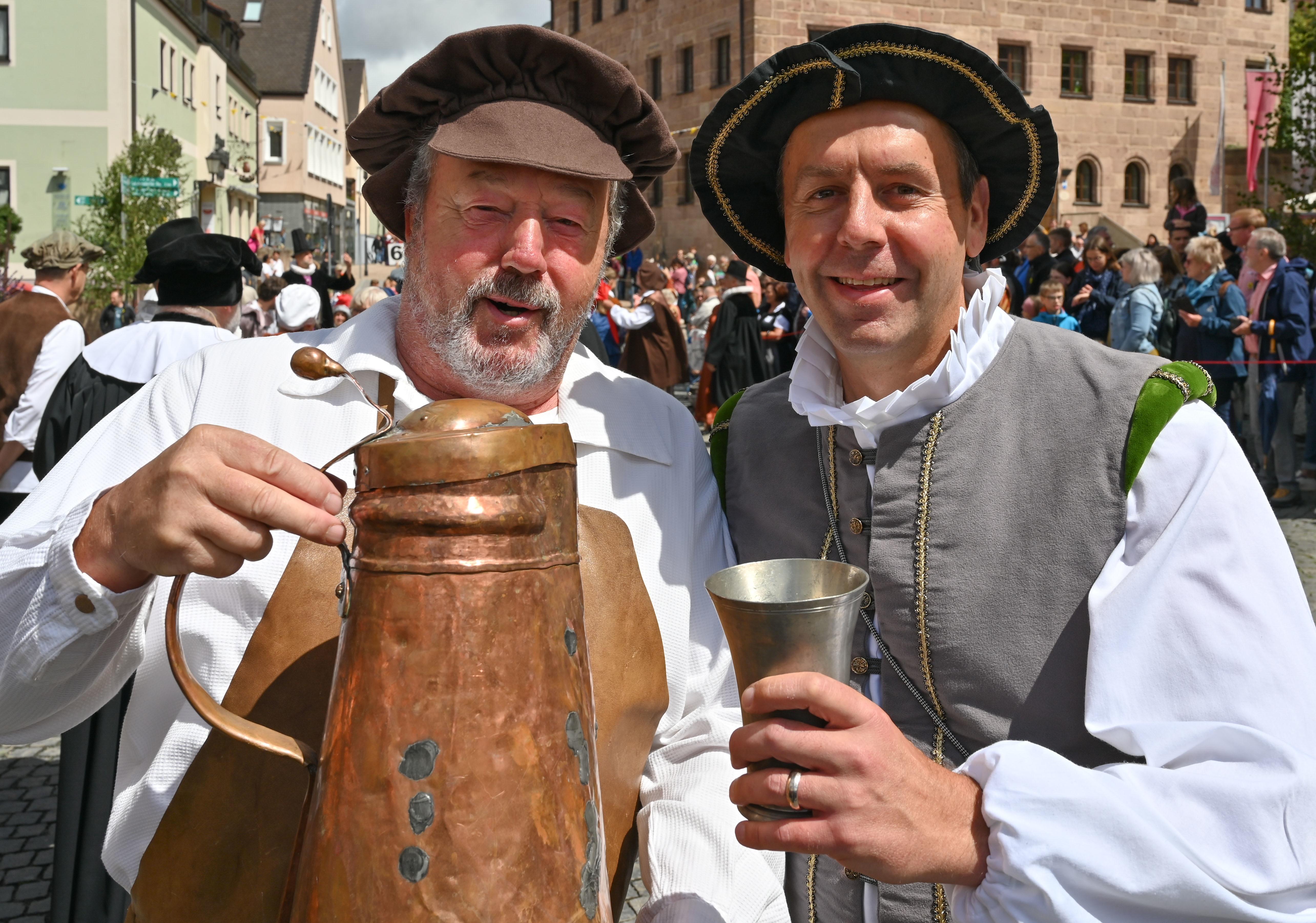 Prominente Gäste im historischen Gewand: Bundeswehr-Oberstleutnant a.D. Jürgen Moosmann (links) genießt gemeinsam mit dem neuen Rother Landrat Ben Schwarz ein sehr großes Getränk.