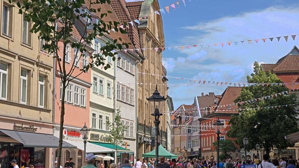 Einer unserer Ausflüge führt ins oberfränkische Coburg. Die kulturreiche, historische Stadt lockt seit jeher viele Touristen an. Den Mittelpunkt der Stadt bildet der Marktplatz mit seinen alten Gebäuden und dem Prinz-Albert-Denkmal, einem Geschenk der einstigen britischen Königin Victoria an die Heimatstadt ihres Gatten. Das Bild der Residenzstadt wird auch maßgeblich durch den Schlossplatz geprägt. Das Schloss Ehrenburg, das Landestheater und der Palais Edinburg sind ebenso einen Besuch wert wie das Bürglassschlösschen.