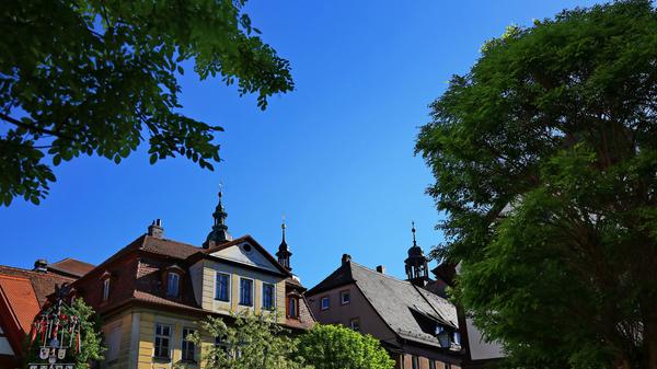 Wellness, Wein und Wandern bietet das beschauliche Bad Windsheim in Mittelfranken. Ob beim Schlendern durch den weitläufigen Kurpark, beim Besuch im fränkischen Freilandmuseum oder beim Entspannen in der Franken-Therme: In Bad Windsheim fühlt sich jeder Tourismus-Typ wohl. Das alles ist noch garniert mit einer typisch fränkischen Fachwerk-Altstadt. Ein Besuch lohnt sich also.