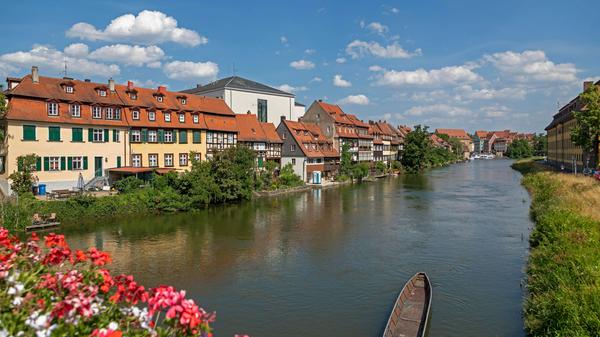 Oberfranken darf gleich mehrere schöne Orte sein Eigen nennen. Ein Höhepunkt ist ein Besuch der Barockstadt Bamberg, die 1993 zum Weltkulturerbe erhoben wurde. Bei einem Streifzug durch die Stadt darf man sich auf denkmalgeschützte Gebäude und mittelalterlichen Charme plus barocker Fassaden freuen. Die Verbindung von Mittelalter und Barock symbolisiert etwa das Brückenrathaus mitten in der Regnitz. Vor den Toren der Stadt gibt es Burgen, Schlösser, Kirchen, Klöster und Museen zu entdecken.