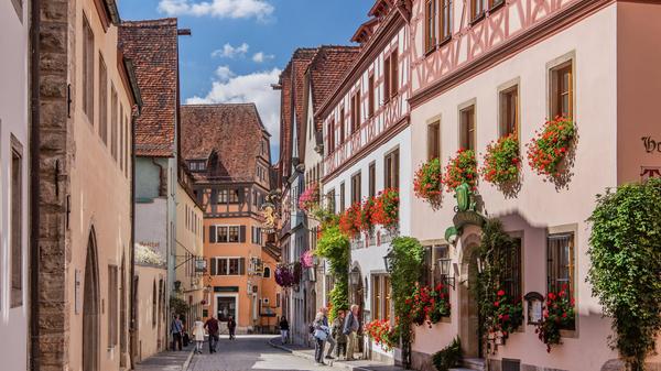 Fühlen wie im Mittelalter - das geht auch heute noch ganz einfach. Nämlich in Rothenburg ob der Tauber in Mittelfranken. Ein Spaziergang auf der historischen Stadtmauer oder ein Besuch in den prächtigen Museen, etwa dem bundesweit ziemlich einzigartigen Kriminalmuseum, und Kirchen machen es Besuchern leicht, in vergangene Tage einzutauchen. Wer gleichzeitig auch noch die fränkische Natur erleben möchte, dem steht das nahegelegene Taubertal für Ausflüge aller Art offen.