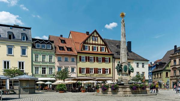 Dieser Ort ist nicht nur bekannt für seine Biere von Weltruf, eine der imposantesten Burganlagen Deutschlands, die Plassenburg und als die Stadt, in denen TV-Größen wie Sternekoch Alexander Herrmann das Licht der Welt erblickten: Kulmbach in Oberfranken. Einen Besuch lohnt die ehemalige Markgrafenstadt auf jeden Fall, denn in den Gassen mit dem fränkischen Stadtbild warten kulinarische Überraschungen wie das sehr sehenswerte Gewürzmuseum in alten Brauereigebäuden. Die Plassenburg wiederum beherbergt das Deutsche Zinnfigurenmuseum.