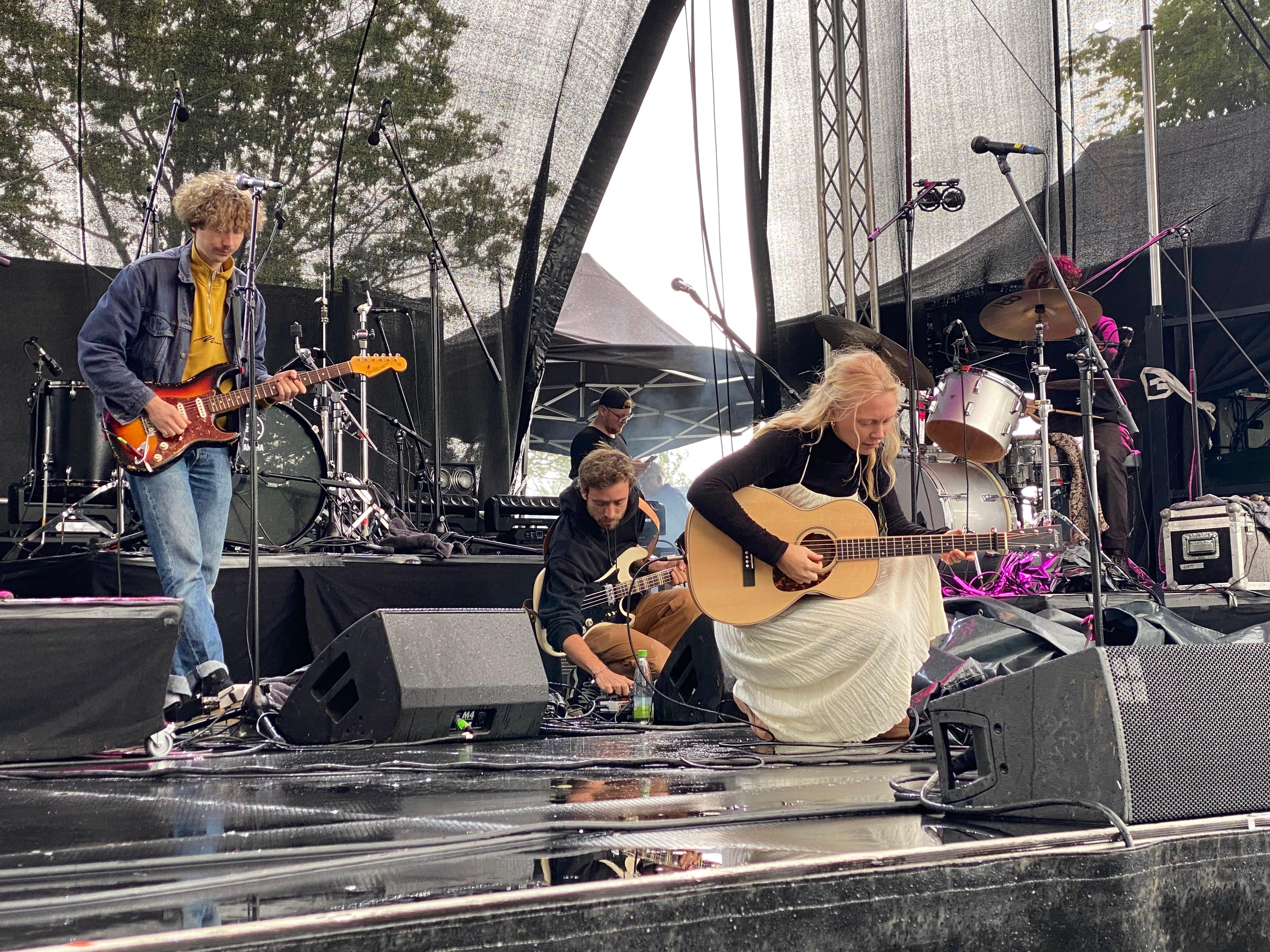 Auf der Bühne begeisterte unterdessen Catt das Publikum. Die Sängerin spielte nicht nur Gitarre, sondern auch Klavier und Trompete. 