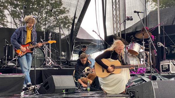 Auf der Bühne begeisterte unterdessen Catt das Publikum. Die Sängerin spielte nicht nur Gitarre, sondern auch Klavier und Trompete.